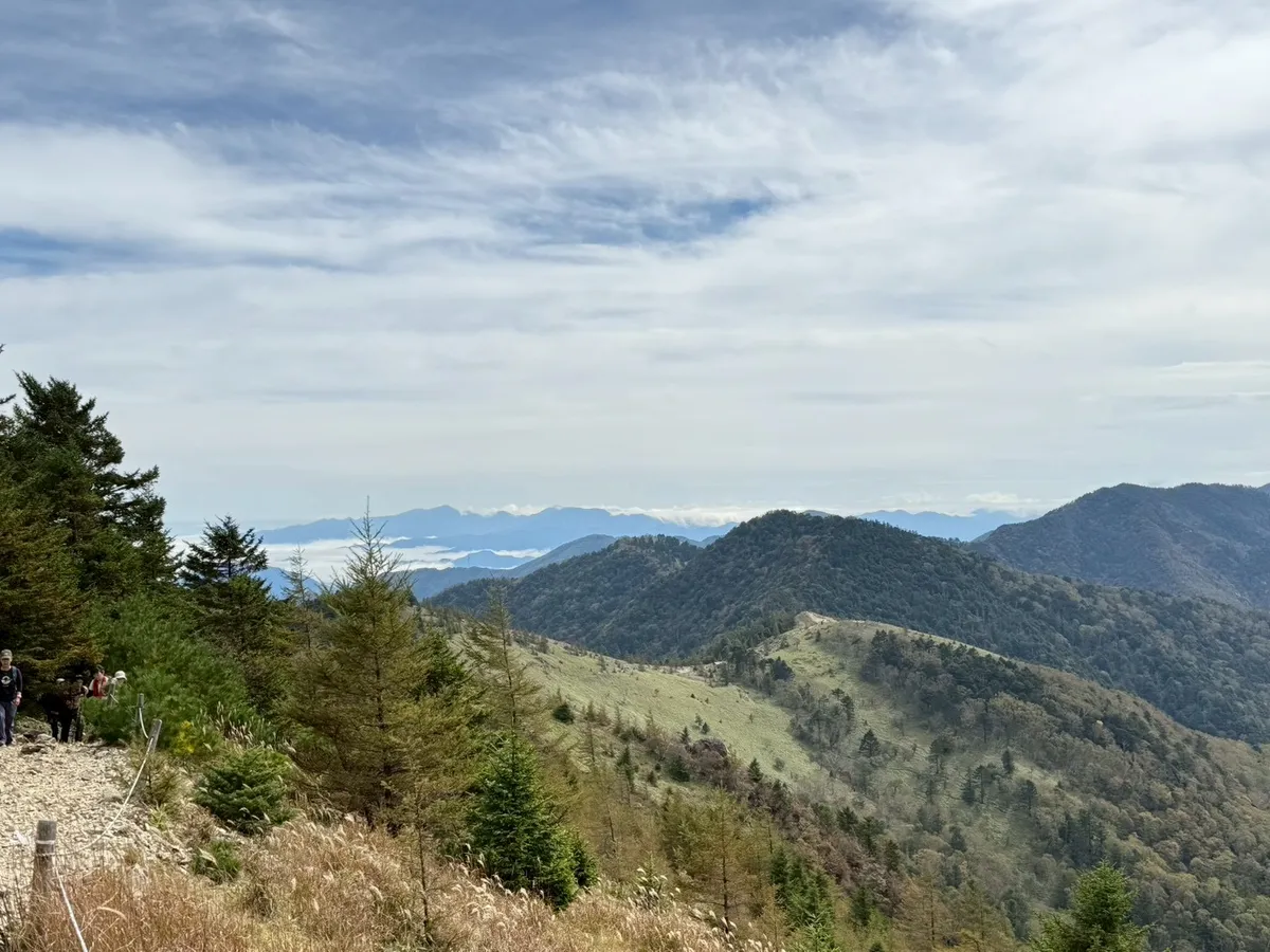 Panoramic view of mountains and the Kofu Basin from the ridgeline between Daibosatsu Pass and Kaminari-iwa